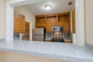 Unique Townhome Next to Memorial Park with Two Car Garage - Houston - 7