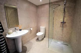 Lavish4Bed Mansion in Warrington - 4