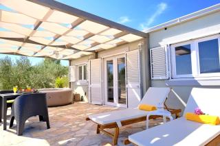 Olive Garden Home with Hot Tub - Mirce - 8