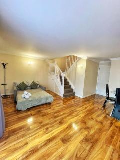 Modern 3 Bed House In Essex By DLuxoria Short Lets & Serviced Accommodation With Pet Friendly, Free WiFi & Free Parking - Basildon - 9