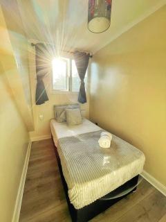 Modern 3 Bed House In Essex By DLuxoria Short Lets & Serviced Accommodation With Pet Friendly, Free WiFi & Free Parking - Basildon - 3