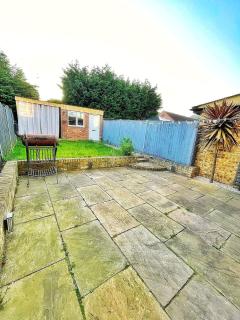 Modern 3 Bed House In Essex By DLuxoria Short Lets & Serviced Accommodation With Pet Friendly, Free WiFi & Free Parking - Basildon - 8