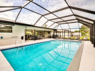 Casa Serenity Heated Pool near Beaches and Shopping Sleeps 12 - Cape Coral - 7