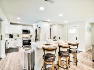 Casa Serenity Heated Pool near Beaches and Shopping Sleeps 12 - Cape Coral - 2