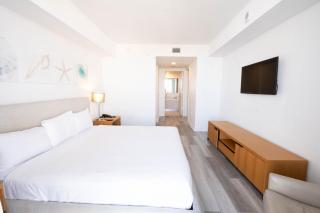 2B 2B Beachfront Pool Gym and Restaurant - Hallandale Beach - 0