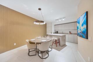 Stylish Condo Steps From the Beach! - Hollywood - 7