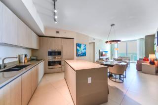 Stylish Condo Steps From the Beach! - Hollywood - 8