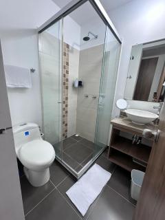 Lujosa Habitación cerca al aeropuerto 1 baño compartido - Armenia - 1
