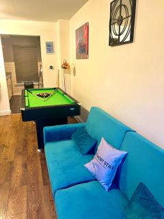 Dartford Kent Luxe Home -2 Mins From Dartford Crossing - Close To Town Centre & Station - 5 Bedroom Holiday Home - Fun Games & Free Parking-Sleeps 1 to 12 - 3