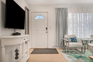 Adorable 2BR Hot Tub Close to Attractions - Omaha - 2