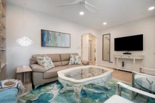 Adorable 2BR Hot Tub Close to Attractions - 6