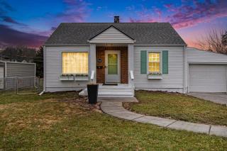 Adorable 2BR Hot Tub Close to Attractions - Omaha - 6