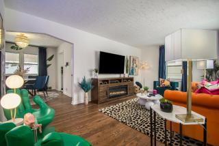 Benson Getaway 3BR Game Room Yard & Firepit - Omaha - 8