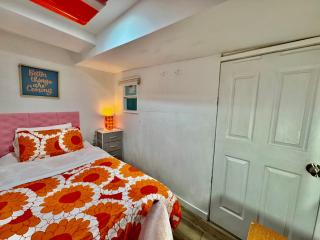 Tiny Private Room on the 1st Floor with Shared Bathroom 9 minutes to Seatac Airport - Seattle - 6