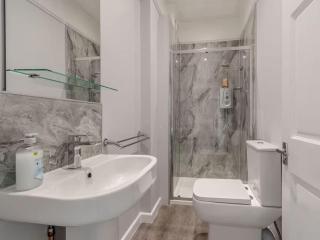 Coastal Apartment 2 Minutes from the Beach & Town Centre - 6