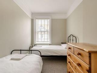 Coastal Apartment 2 Minutes from the Beach & Town Centre - 1