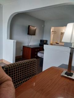 King Bed Hotel Suite 202 - Jackson - 3