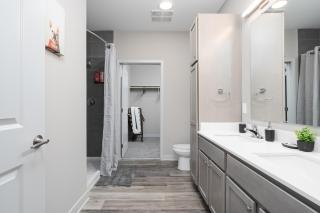 Luxe Escape Near DT Indy - 8