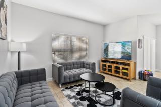 Lakefront 4 Bed private Oasis Location - 9