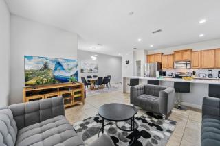 Lakefront 4 Bed private Oasis Location - 9