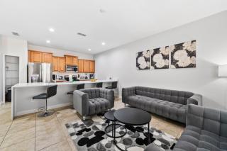 Lakefront 4 Bed private Oasis Location - 8