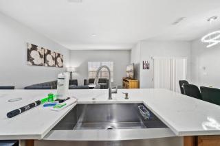 Lakefront 4 Bed private Oasis Location - 4