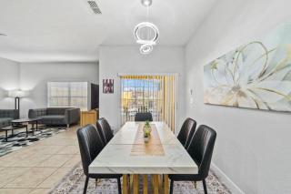 Lakefront 4 Bed private Oasis Location - 1