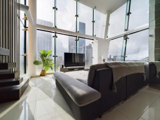Amazing Skyline Views 3BR Duplex With Free Parking - 8