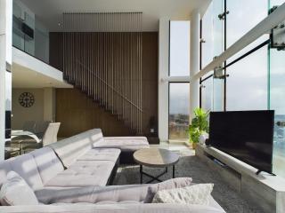 Amazing Skyline Views 3BR Duplex With Free Parking - 4