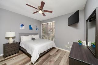 Gated 2BR Townhouse, Pool & Patio, Near Museums - Houston - 6