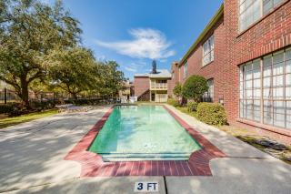 Gated 2BR Townhouse, Pool & Patio, Near Museums - Houston - 7