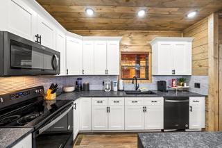 Zenzone - Private Pool Oasis, Scenic Views, Hot Tub, Games - Pigeon Forge - 3