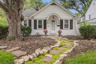 Lovely Cottage Spot with Hot Tub Near Downtown - Omaha - 5