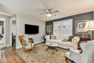 Lovely Cottage Spot with Hot Tub Near Downtown - Omaha - 1