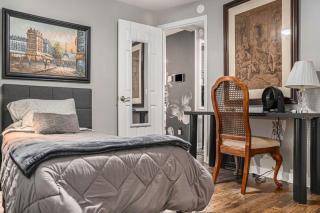 Lovely Cottage Spot with Hot Tub Near Downtown - Omaha - 2