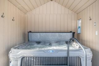 Midtown Spot Lovely Fenced Backyard & Hot Tub - Omaha - 0