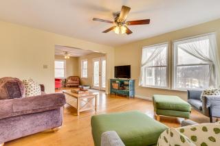 Family Home with Game Room and Decks in Etlan! - Etlan - 6