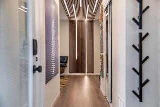 Modern Lux King Suite, cozy Hot tub & Central Omaha! - Omaha - 5