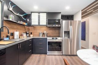 Modern Lux King Suite, cozy Hot tub & Central Omaha! - Omaha - 6
