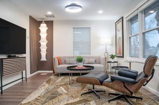 Modern Lux King Suite, cozy Hot tub & Central Omaha! - Omaha - 2
