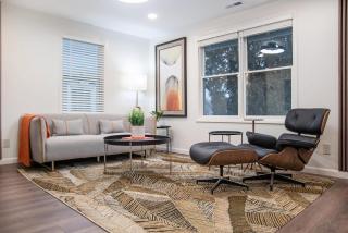 Modern Lux King Suite, cozy Hot tub & Central Omaha! - Omaha - 1