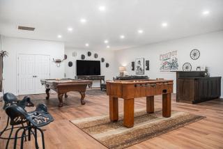 Spacious Ranch with Hot Tub & Game Room - Sleeps 24 - Omaha - 0