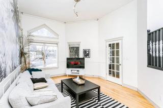 Chic Central 4BDRM Home-King Bed-AirHockey-Mins DT - 5