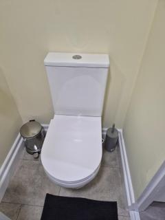Spacious one bedroom Self Contain with toilet and bath - 5