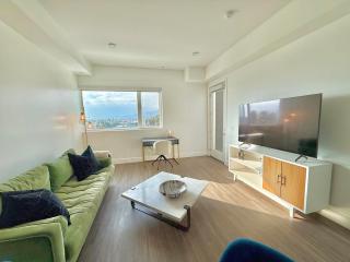 Top Floor Hollywood 1BR Condo with Views - Los Angeles - 0