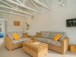 Captains Bach at Cooks - Upstairs Holiday Unit - Cooks Beach - 6