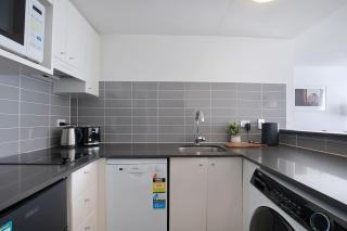 Charlotte's Poolside Stay - Steps to Dining & Shops - Brisbane - 2