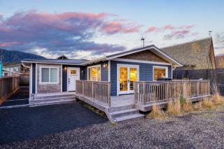 Coastal Home Steps to the Beach Shops Eats Saltgrass Cottage by AvantStay - Manzanita - 0