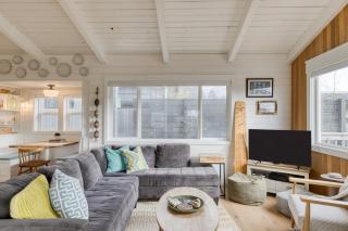 Coastal Home Steps to the Beach Shops Eats Saltgrass Cottage by AvantStay - 4