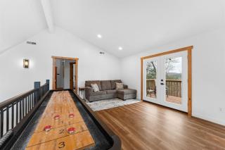 Remodeled Lakefront Cabin, shuffleboard, Starlink - 4